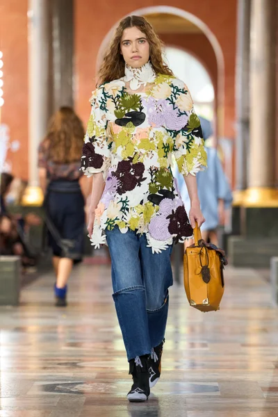 Look 32